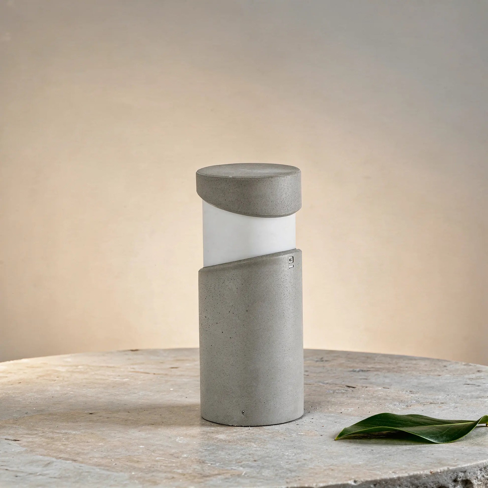 Borne extérieure lumineuse en béton BLOCK-P