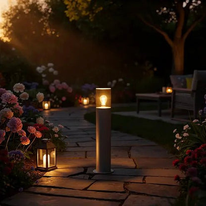 Borne extérieure KILA gris foncé verre ambré en situation dans une allée de jardin
