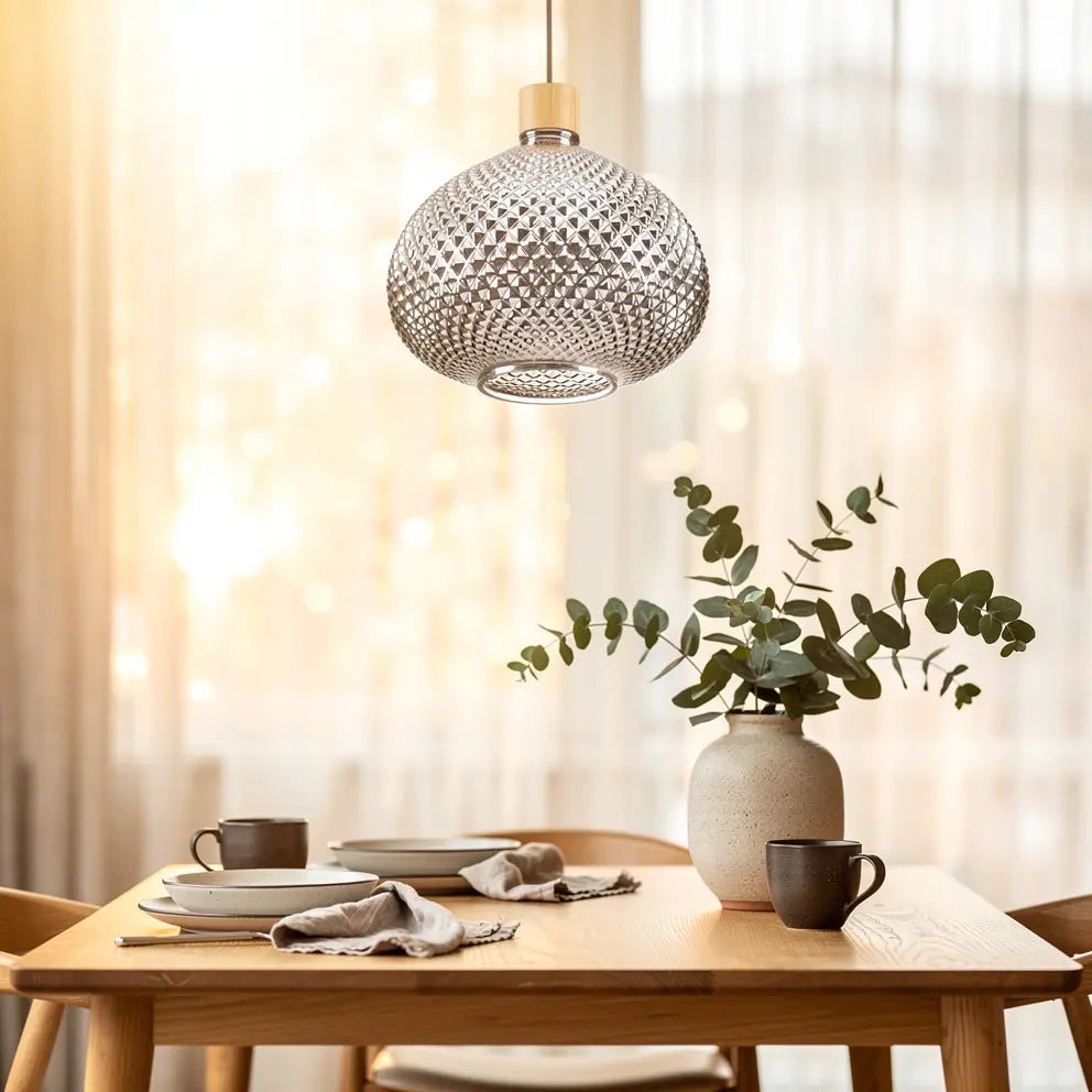 Suspension BERGEN SP3 en verre soufflé, globe texturé argenté au-dessus d’une table en bois