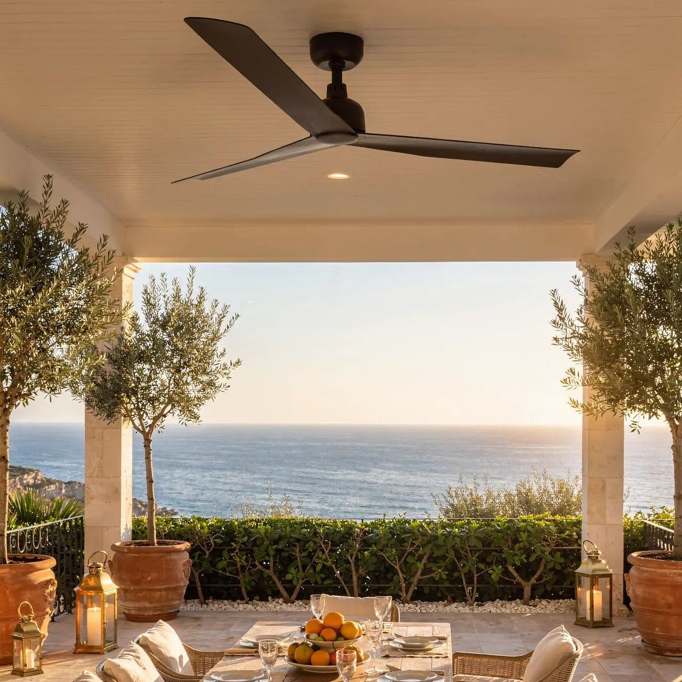 Ventilateur de plafond extérieur MARINE marron : fraîcheur pour terrasse et bord de mer en situation