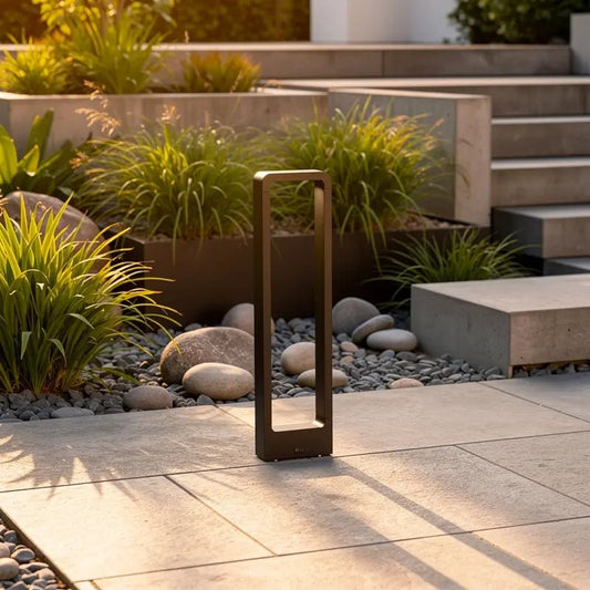 Borne extérieure design DAS-G en situation sur une terrasse