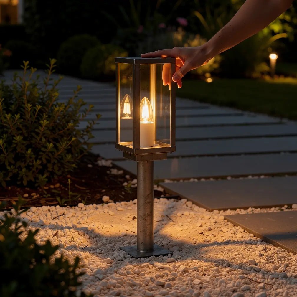 Borne extérieure BOX-2 galvanisé hauteur 500 en situation dans une allée de jardi