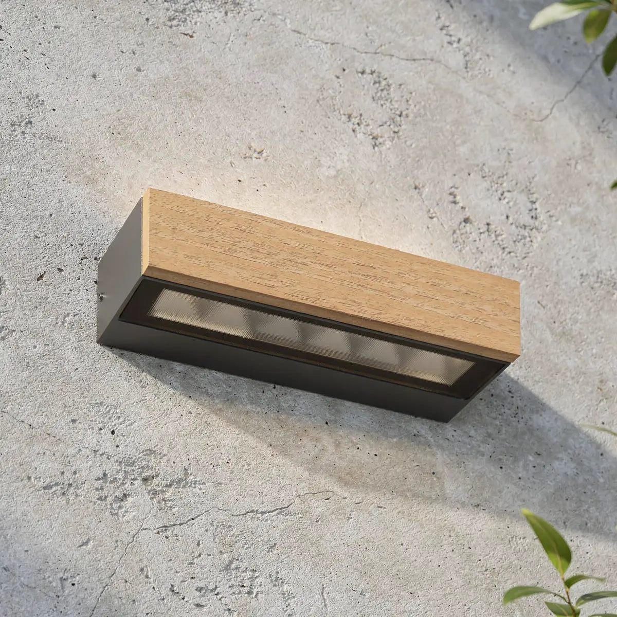 Applique extérieure LED gris foncé avec habillage bois clair, long format, étanche IP65, fixé au mur.