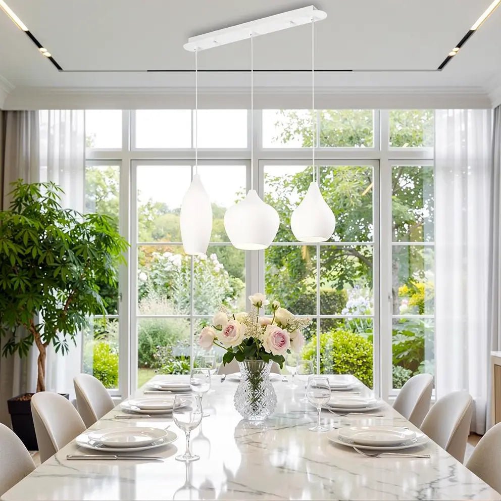 Suspension design SOFT SP3 blanche avec trois verres soufflés, au-dessus d'une table de salle à manger
