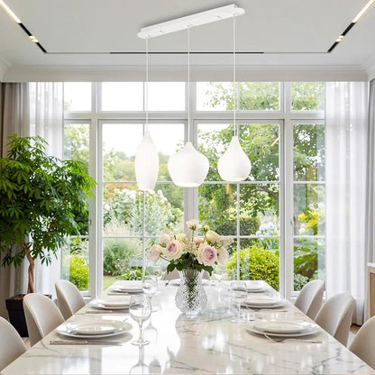 Suspension design SOFT SP3 blanche avec trois verres soufflés, au-dessus d'une table de salle à manger