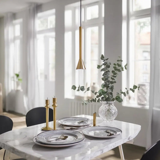 Suspension LED DIESIS laiton - Élégance lumineuse en situation dans une salle à manger