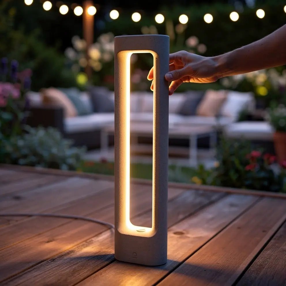 Borne extérieure lumineuse TOTEM-611 3000K en béton au design durable en situation sur une terrasse