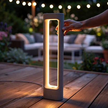 Borne extérieure lumineuse TOTEM-611 3000K en béton au design durable en situation sur une terrasse