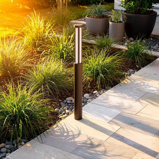 Logar 900 Lampe – Borne LED extérieure gris foncé IP54, hauteur 90 cm en situation dans un jardin