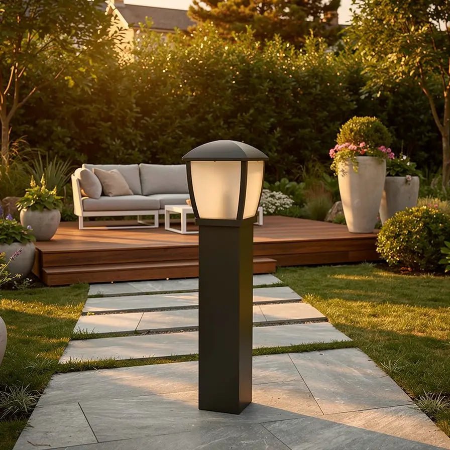 Borne extérieure WILMA-G | Design durable pour espaces extérieurs en situation dans une allée de jardin