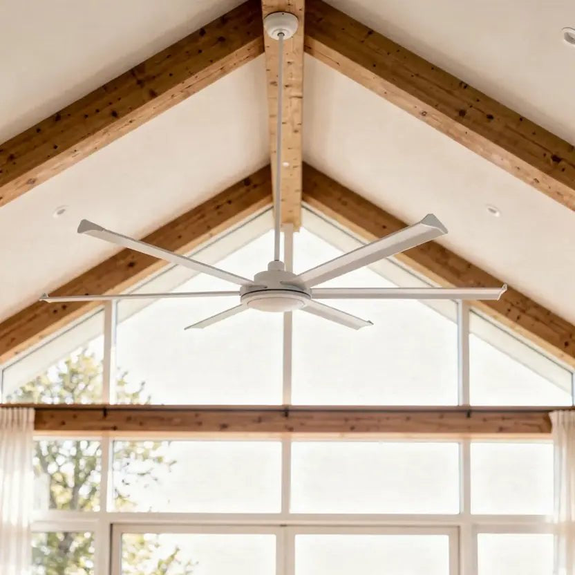 Ventilateur de plafond avec luminaire ROTTERDAM XL blanc Ø 200 cm en situation sur un plafond cathédrale