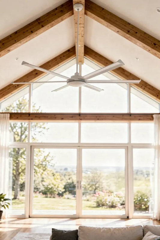 ventilateur de plafond blanc avec luminaire pour grande hauteur