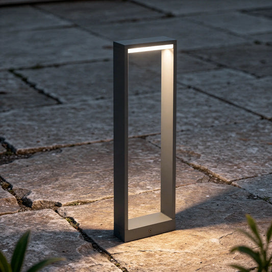 Borne extérieure ALP-500 LED gris foncé en situation sur une terrasse