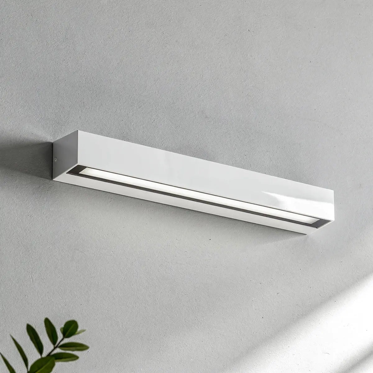 Applique extérieure LED blanche, design mural rectangulaire, installée en façade, IP65, éclairage mural linéaire.