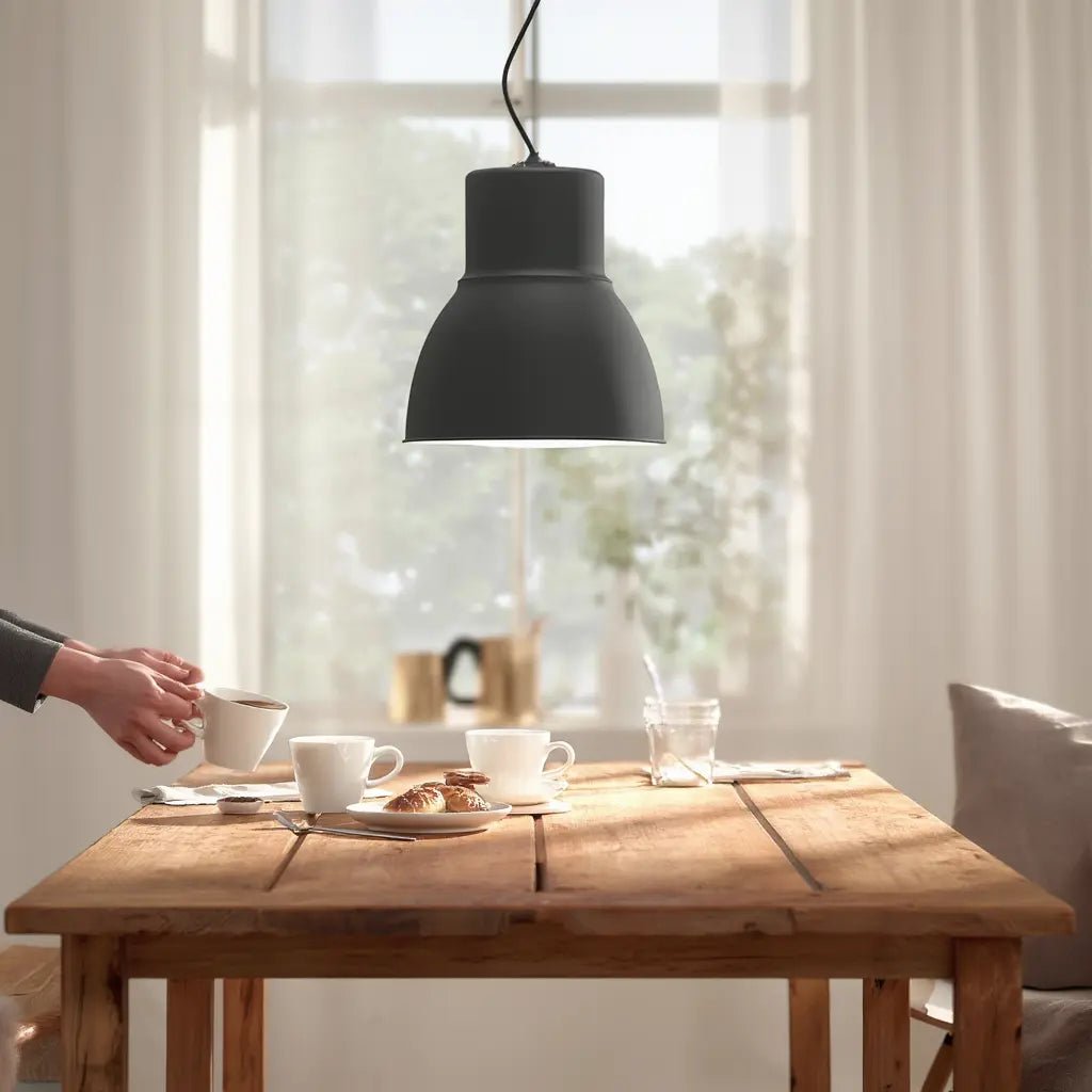 Suspension Breeze Ø465 noir E27 : design gris foncé, intérieur blanc émaillé en situation dans une cuisine