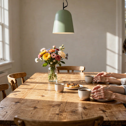 Suspension STUDIO 290 verte au dessus d'une table de cuisine en bois. Élégance moderne dans votre intérieur