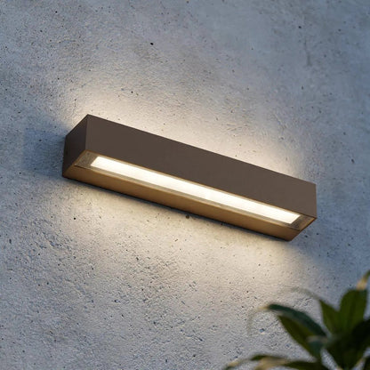 Applique extérieure LED rectangulaire en aluminium finition rouille, émet une lumière vers le haut et le bas.