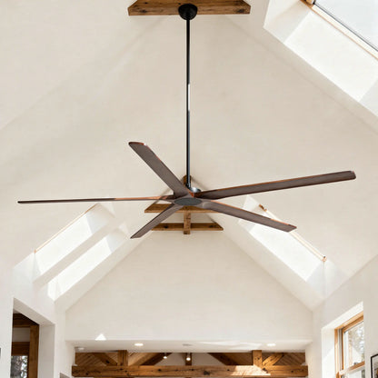 Ventilateur de plafond BIGWOOD XL noir pales noyer en situation dans un grand volume avec plafond cathédrale