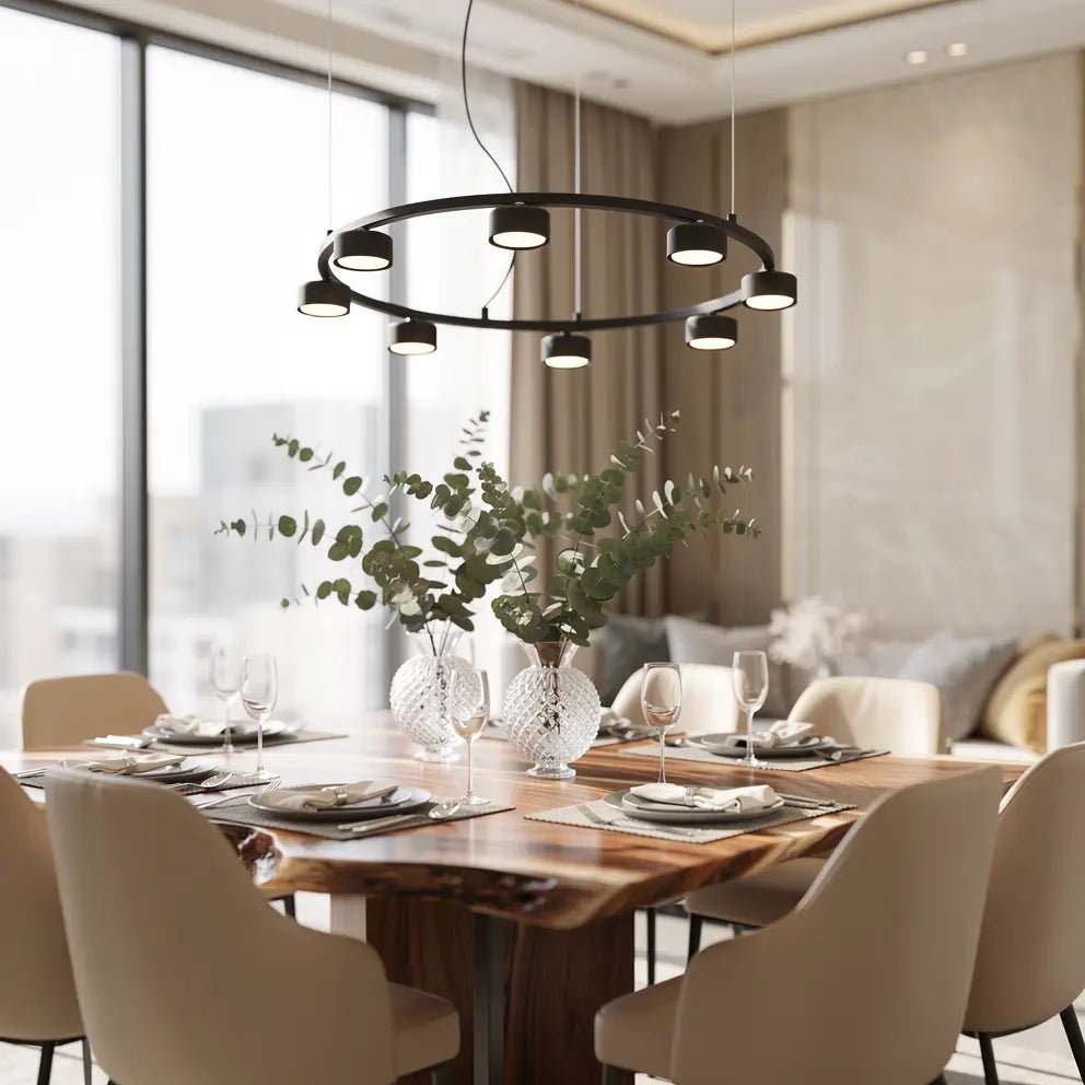 Suspension MINOR ronde noir avec huit petites lampes au-dessus d’une table en bois décorée
