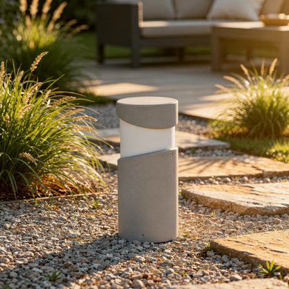 Borne extérieure lumineuse en béton BLOCK-P en situation dans une allée de jardin