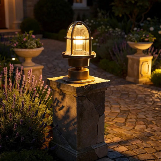 Borne extérieure MAUREN en laiton : éclairez allée et terrasse avec style