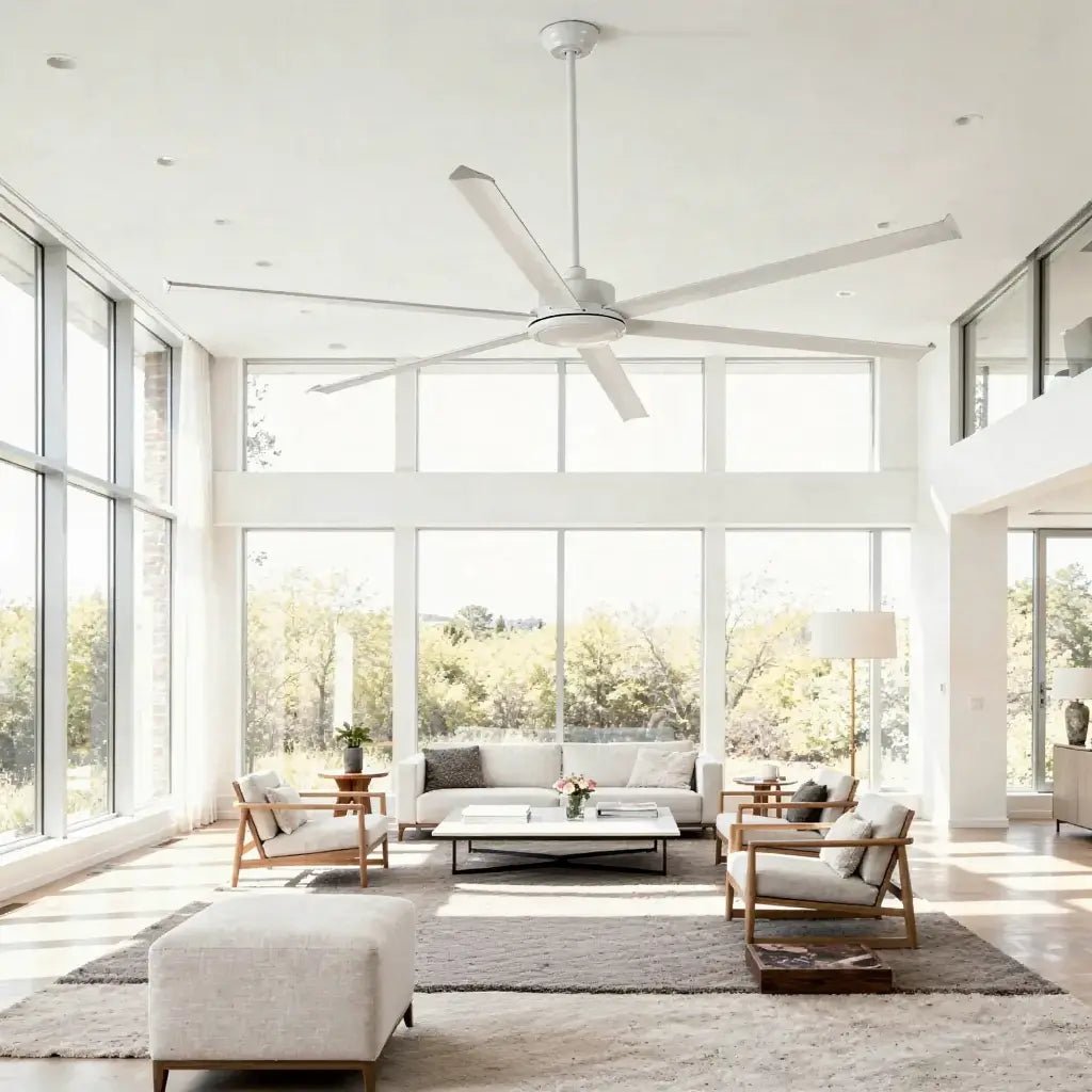 Ventilateur de plafond ROTTERDAM XXL blanc Ø 250 cm en situation dans une pièce très haute