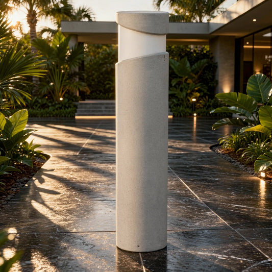 Borne extérieure lumineuse BLOCK-G béton IP65 pour jardin en situation sur une terrasse