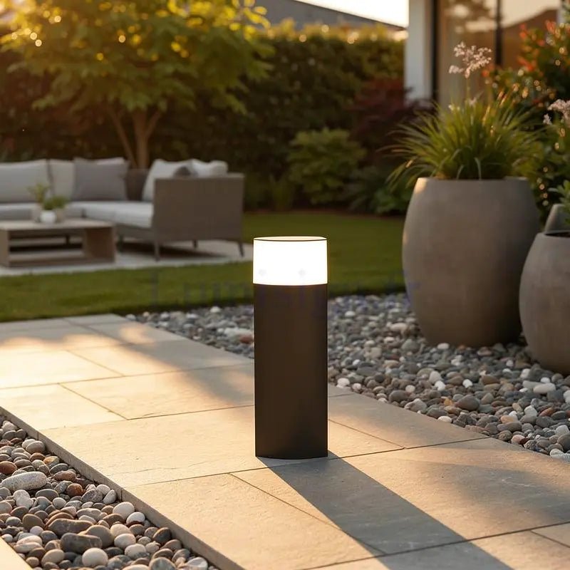 Détail Borne extérieure DATNA-G E27 LED IP44 en situation dans une allée de jardin