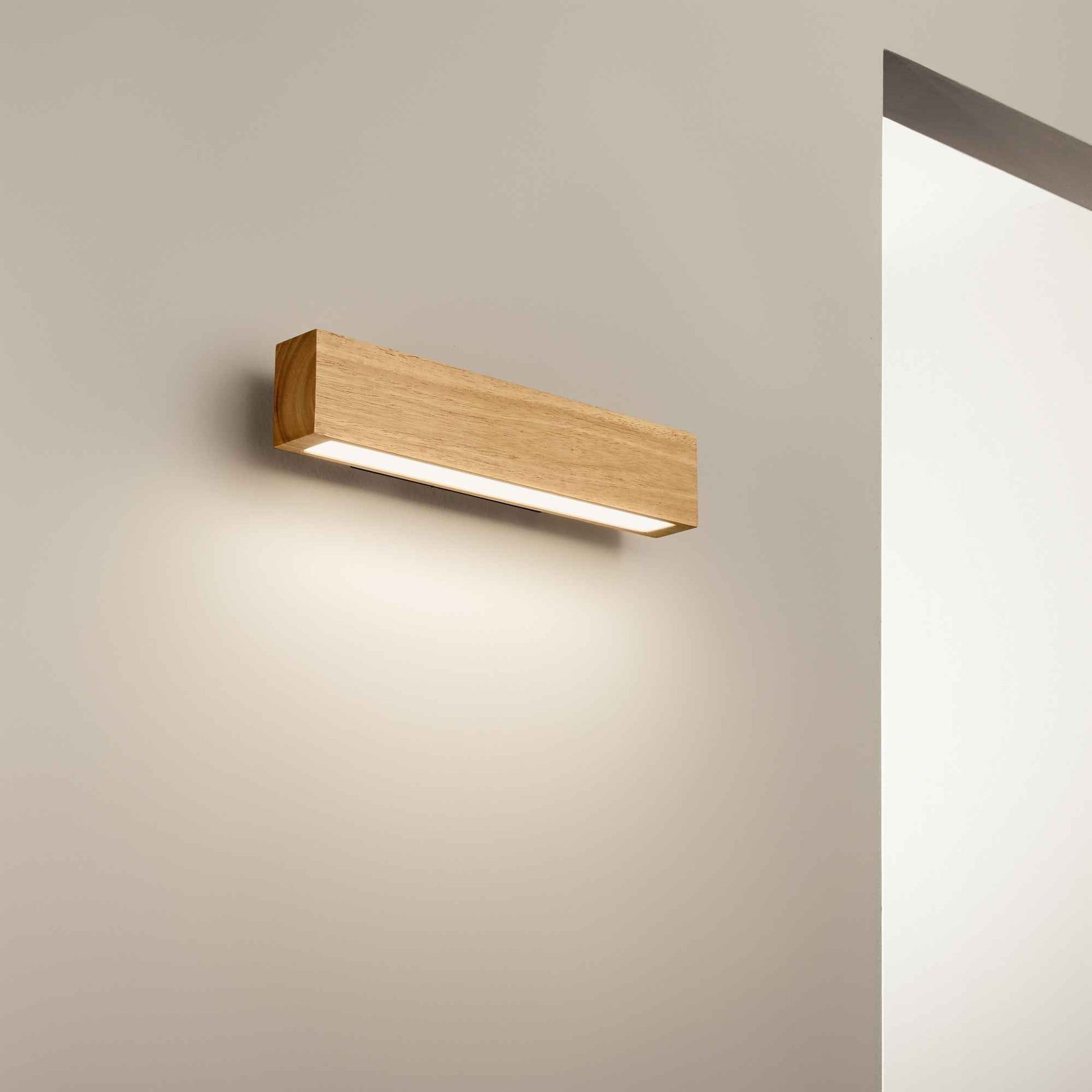 Applique Murale CRAFT bois naturel – Éclairez votre intérieur avec sa diffusion lumineuse vers le bas. Design en bois naturel et métal noir.