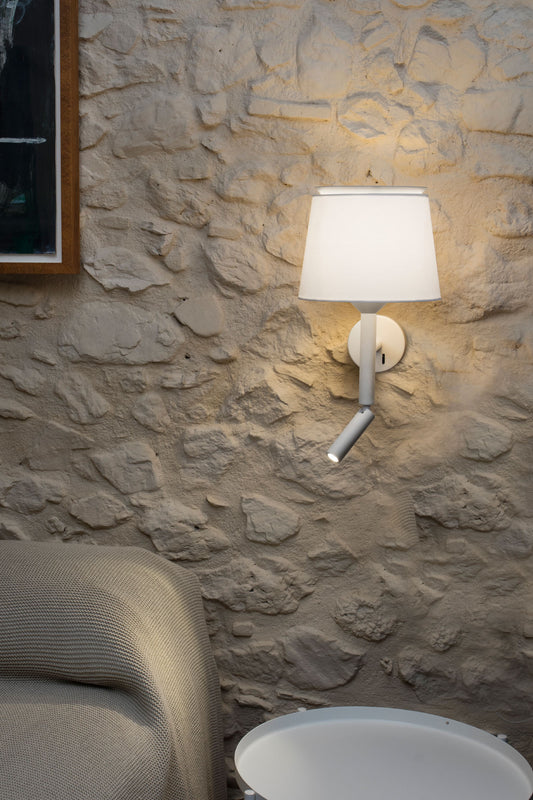 L’applique murale SAVOY blanche avec liseuse est la solution idéale pour répondre à ce besoin.