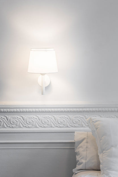 SAVOY est une lampe applique blanche avec une textile blanche pour l’éclairage 