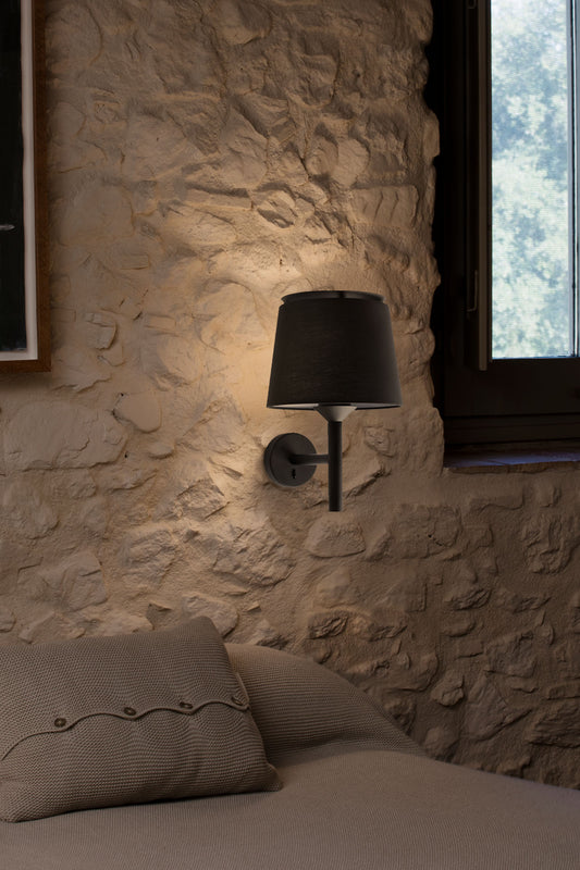 Applique murale SAVOY noire - Éclairage doux et design élégant avec anneau supérieur. 