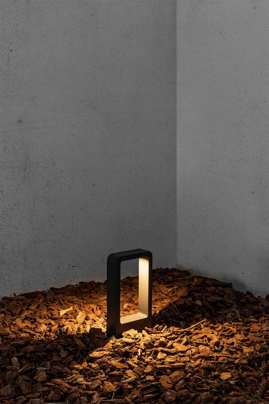 La borne extérieure design DAS-P est la réponse parfaite aux problèmes d’éclairage de votre jardin ou terrasse.