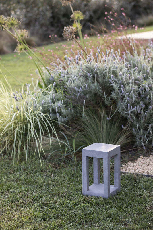 La borne extérieure en béton PILO 350 combine robustesse et design épuré Lumisign
