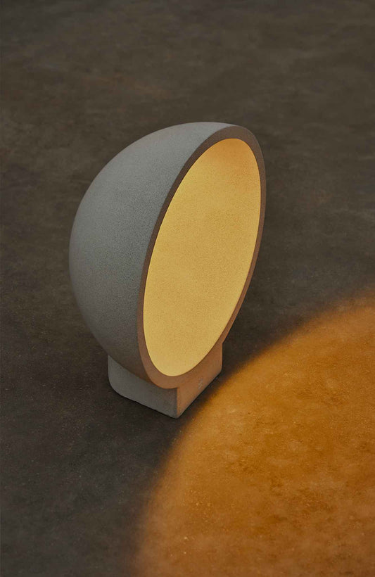 La borne extérieure GAIA LED en béton gris représente la parfaite alliance entre design raffiné