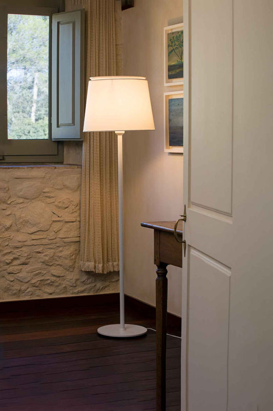Le Lampadaire SAVOY blanc est bien plus qu’un simple objet d’éclairage