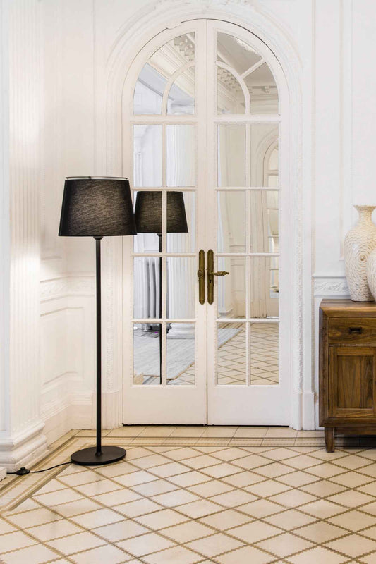 Le lampadaire SAVOY noir est le choix idéal pour ceux qui souhaitent enrichir leur intérieur