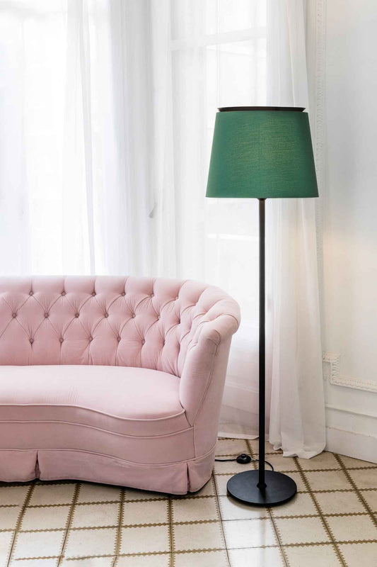 Le lampadaire SAVOY noir et vert s’impose comme un choix pertinent pour les amateurs d’éclairage design alliant qualité