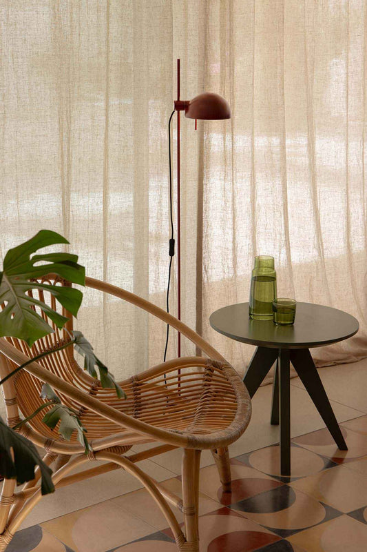 Lampadaire MATILDA de couleur grenat 