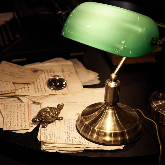 Lampe de banquier Lampe de bureau LAWYER bronze - Éclairez votre espace avec style grâce à sa structure en métal bronze. Diffuseur verre soufflé élégant.