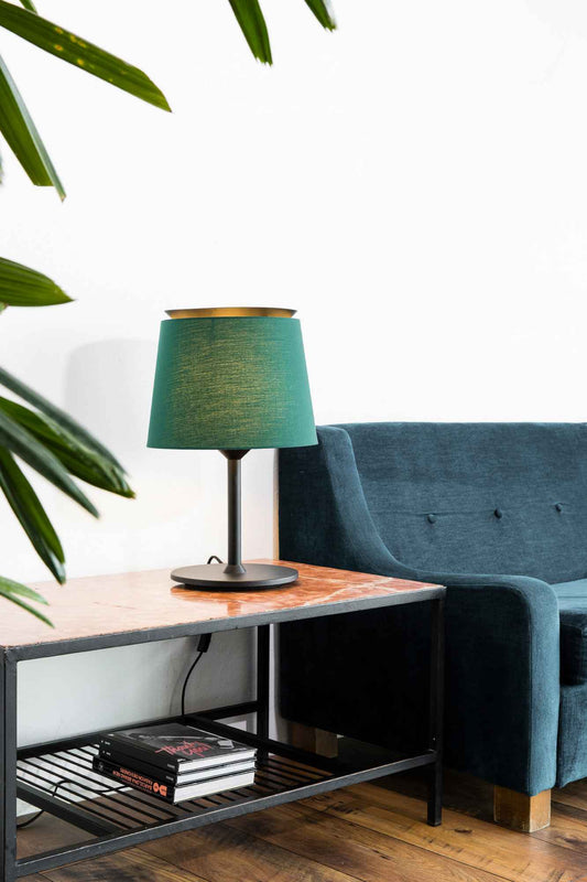 Optez pour la Lampe de table SAVOY noire et verte, un équilibre parfait entre design, qualité et exclusivité.