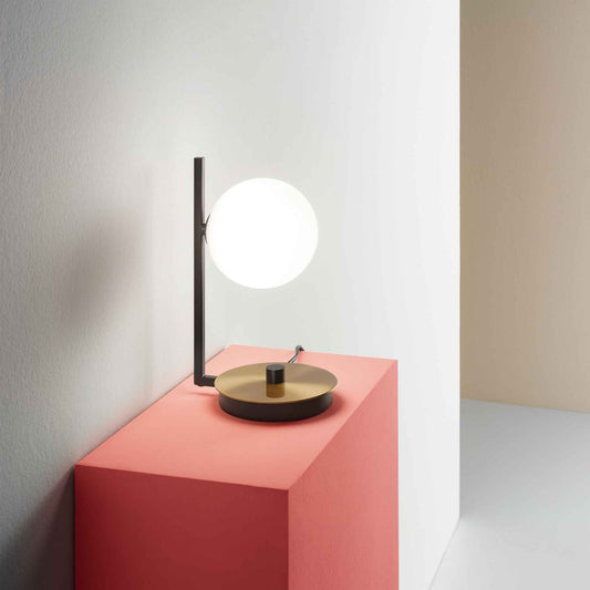 Lampe de table BIRDS verre soufflé - Éclairez avec style grâce à son diffuseur en verre blanc soufflé. Structure métal noir mat et laiton mat.