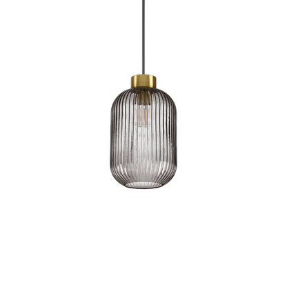 Suspension MINT-1 support en acier finition laiton et diffuseur en verre soufflé de couleur fumé avec cannelures en relief.