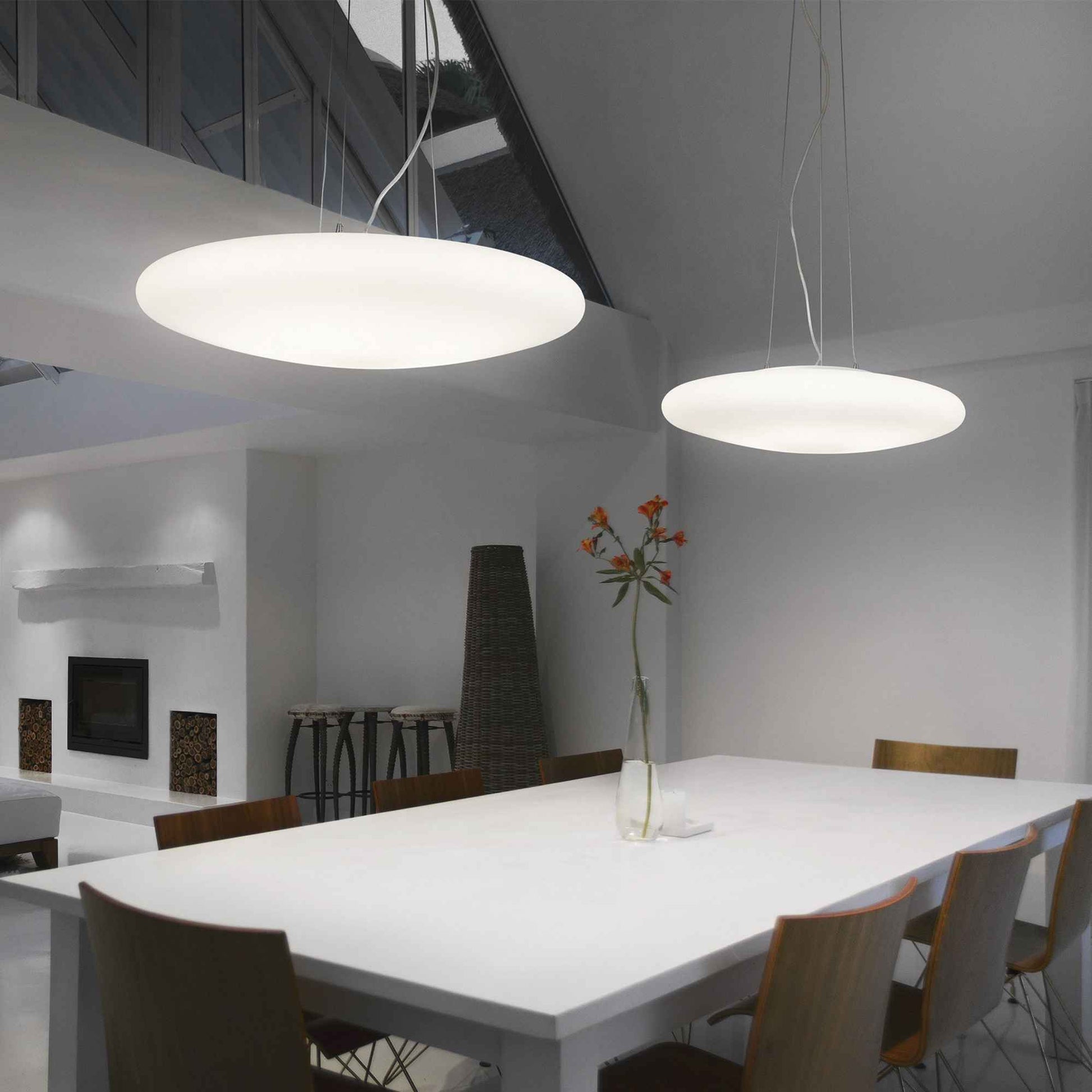 suspension design SMARTIES avec son diamètre de 500 mm, sa structure en métal chromé et son diffuseur en verre blanc soufflé