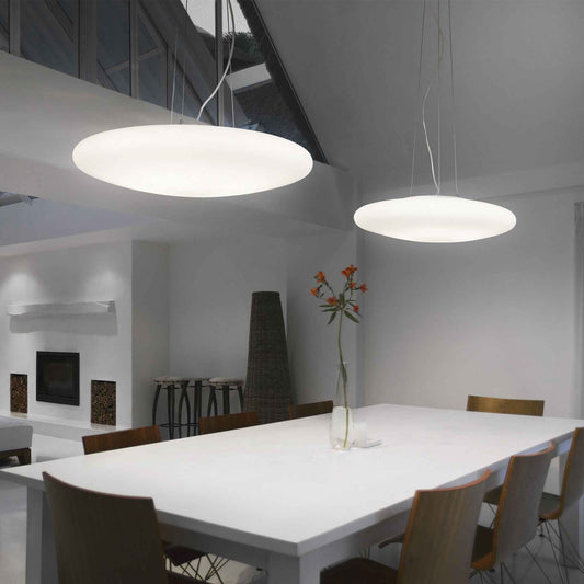suspension design SMARTIES avec son diamètre de 500 mm, sa structure en métal chromé et son diffuseur en verre blanc soufflé