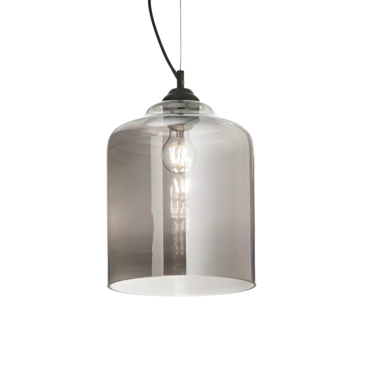 Suspension BISTRO SQUARE verre soufflé fumé - Luminaire suspendu au design artisanal en verre fumé. Hauteur ajustable pour une ambiance parfaite.