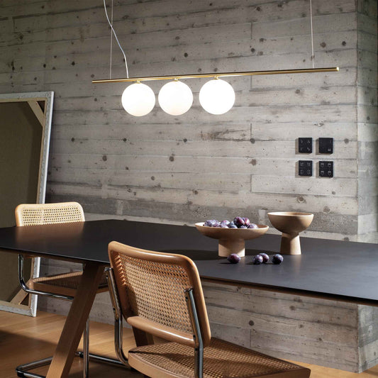 Suspension PERLINE laiton trois lampes - Éclairez votre intérieur avec style grâce à sa finition laiton mat. Hauteur réglable pour une atmosphère parfaite