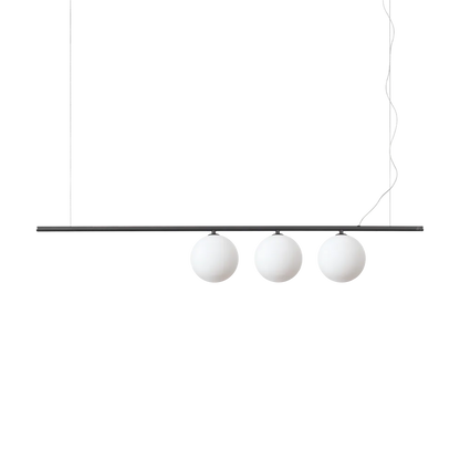 Suspension PERLINE noire trois lampes - Éclairez avec style grâce à sa structure métal noire et diffuseurs en verre blanc. Hauteur ajustable