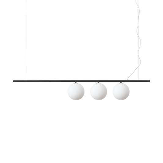 Suspension PERLINE noire trois lampes - Éclairez avec style grâce à sa structure métal noire et diffuseurs en verre blanc. Hauteur ajustable