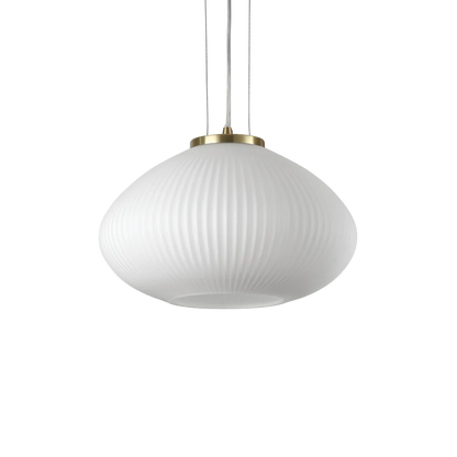 Suspension plissée en verre soufflé avec structure métal chrome ou laiton mat. Offre une lumière diffuse raffinée et réglable.